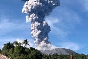 Núi lửa Ibu ở Indonesia phun trào, nhiều người dân sơ tán