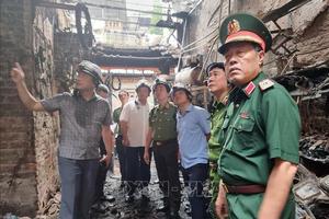 Thượng tướng Trần Quốc Tỏ chỉ đạo tại hiện trường vụ cháy ở Trung Kính