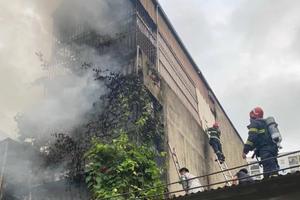 Cứu 5 người thoát nạn trong đám cháy nhà trọ ở Hà Đông