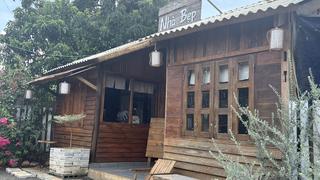 Ngồi uống cà phê, một giáo viên bị tấm bê tông rơi trúng tử vong