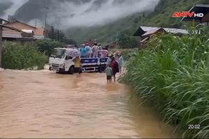 CSGT Hà Giang đưa 400 du khách nước ngoài qua điểm ngập an toàn 