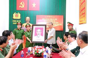 Chủ tịch nước Tô Lâm thăm, tặng quà Công an xã Trường Hà