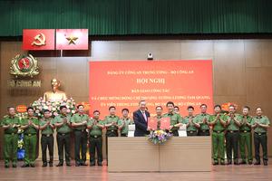 Bàn giao công tác giữa Chủ tịch nước Tô Lâm và Bộ trưởng Bộ Công an Lương Tam Quang