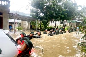 Công an Hà Giang giúp nhân dân khắc phục sau mưa lũ