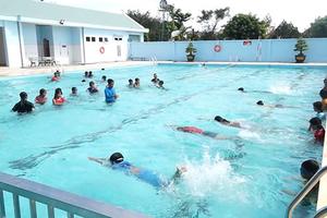 Sôi động dịch vụ dạy bơi dịp hè 