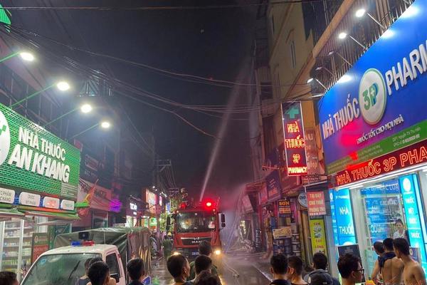 Cháy lớn tại phố Định Công Hạ