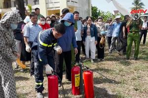 Quảng Ngãi: Hàng trăm học sinh thực hành chữa cháy