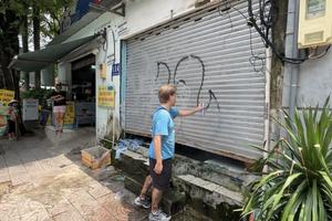 Phạt người nước ngoài dùng sơn vẽ bậy trên phố