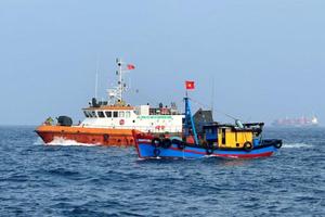 Cà Mau: Kịp thời hỗ trợ ngư dân và tàu cá mắc cạn trên biển