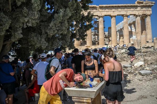 Nắng nóng ở Hy Lạp khiến nhiều khách du lịch thiệt mạng