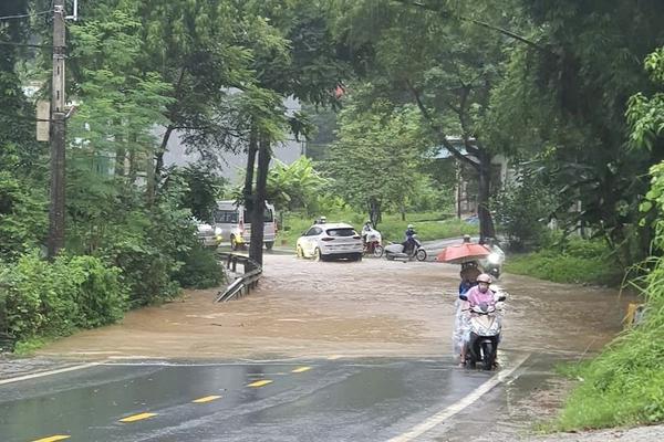 Mưa lớn gây ngập úng, sạt lở nhiều tuyến đường trên địa bàn Lào Cai