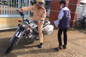 Cảnh sát giao thông hỗ trợ thí sinh kịp đến trường thi