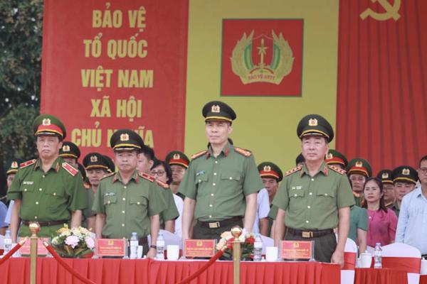 Các đồng chí lãnh đạo dự Lễ ra mắt lực lượng tham gia bảo vệ ANTT ở cơ sở 