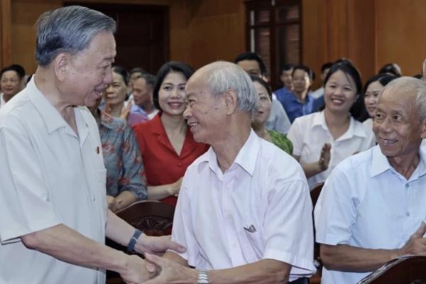 Chủ tịch nước Tô Lâm tiếp xúc cử tri thành phố Hưng Yên