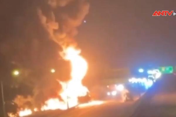 Xe bồn chở xăng dầu bốc cháy dữ dội trên cao tốc Hà Nội - Hải Phòng