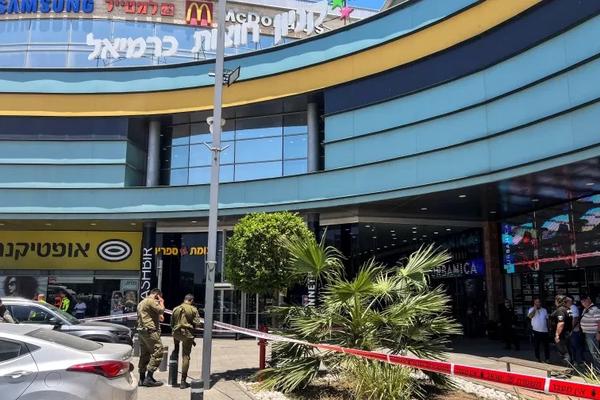 Tấn công bằng dao tại trung tâm thương mại Israel