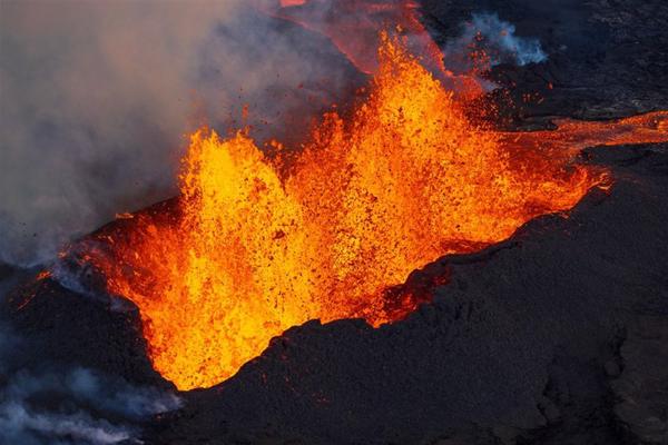 Italia nâng cảnh báo hai núi lửa phun trào