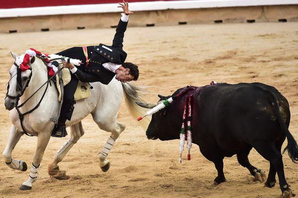 Khai mạc mùa lễ hội đấu bò ở Tây Ban Nha