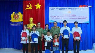 Tặng quà học sinh khó khăn tại huyện Trần Văn Thời