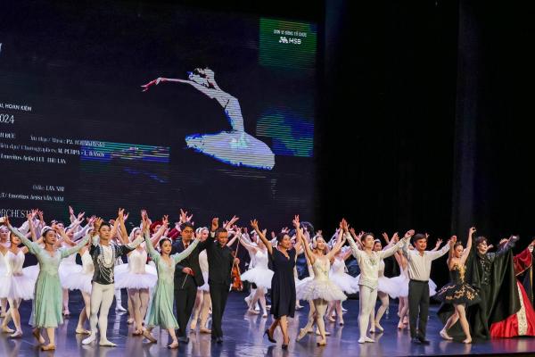 Vở ballet "Hồ thiên nga" trên sân khấu Nhà hát Hồ Gươm