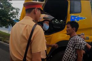Bắt tài xế xe đầu kéo chống người thi hành công vụ