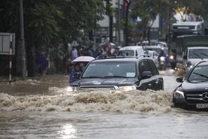 Mưa lớn do ảnh hưởng bão số 2, Hà Nội bị ngập nhiều nơi