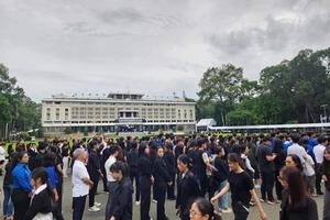 Sáng nay, người dân xếp hàng dài viếng Tổng Bí thư Nguyễn Phú Trọng