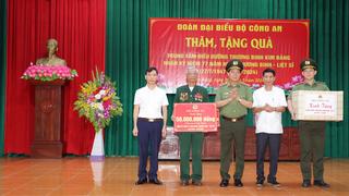 Thứ trưởng Lê Quốc Hùng thăm, tặng quà thương, bệnh binh