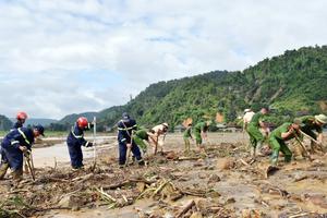 Nỗ lực tìm kiếm người mất tích sau trận lũ tại xã Mường Pồn
