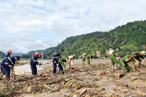 Nỗ lực tìm kiếm người mất tích sau trận lũ tại xã Mường Pồn