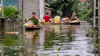 Công an hỗ trợ người dân vùng ngập Chương Mỹ 