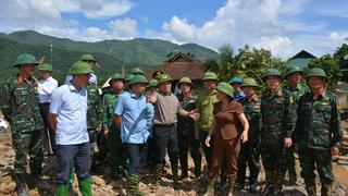 Phó Thủ tướng Trần Lưu Quang thăm hỏi người dân vùng lũ xã Mường Pồn