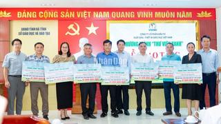VEPIC trao tặng sách, thiết bị dạy học tại Hà Tĩnh