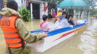 Huy động lực lượng phân luồng giao thông, hỗ trợ nhân dân trong mưa lũ