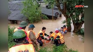 Giải cứu hàng chục người bị nước lũ bao vây tại 'ốc đảo' sông Thương