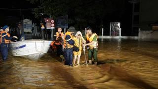 Lực lượng Công an bảo đảm an toàn cho nhân dân trong lũ lớn