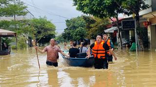 Công an Thái Nguyên hỗ trợ di chuyển người, tài sản khỏi vùng ngập