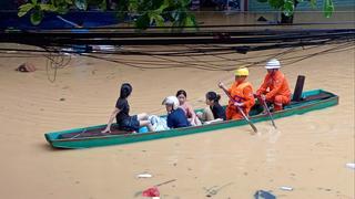 Hà Nội: Mất điện, ngập sâu, hàng trăm dân ngoài đê di tản