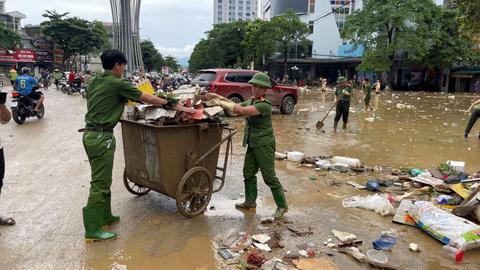 Huy động tối đa lực lượng hỗ trợ người dân khắc phục hậu quả mưa lũ