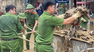  Công an Tuyên Quang dọn dẹp đường phố, giúp dân khắc phục hậu quả bão lũ