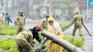 Ấn tượng các chiến sĩ CSGT Thủ đô trong những ngày mưa bão