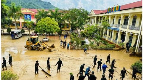 Khẩn trương đưa học sinh vùng lũ quay lại trường học