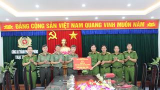 Trao kinh phí do Công an thành phố Hồ Chí Minh hỗ trợ khắc phục hậu quả bão số 3