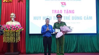 Đại uý Lục Văn Nguyên được trao tặng Huy hiệu Tuổi trẻ dũng cảm