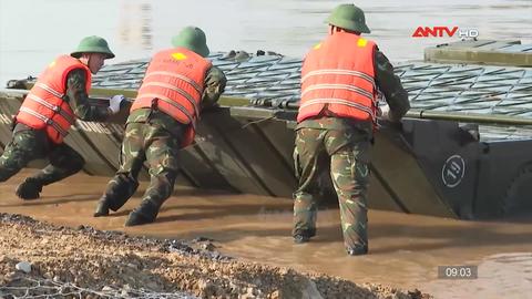 Công binh bắc cầu phao tại khu vực cầu Phong Châu