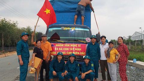 Tây Ninh trao quà cho bà con ở Thái Nguyên bị ảnh hưởng lũ lụt