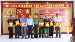 Công an tỉnh Nghệ An trao ảnh phục dựng chân dung liệt sĩ cho thân nhân 