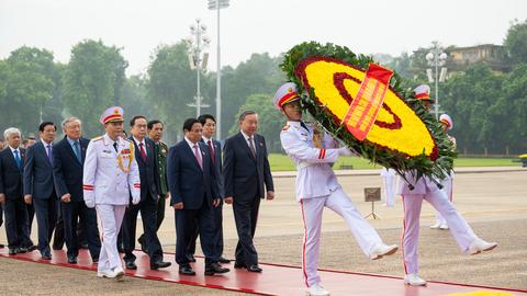 Lãnh đạo Đảng, Nhà nước và các đại biểu Quốc hội vào Lăng viếng Chủ tịch Hồ Chí Minh