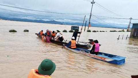 Công an cứu dân thoát khỏi nguy hiểm của bão lũ 