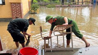 Công an Quảng Bình hỗ trợ nhân dân khắc phục hậu quả mưa lũ